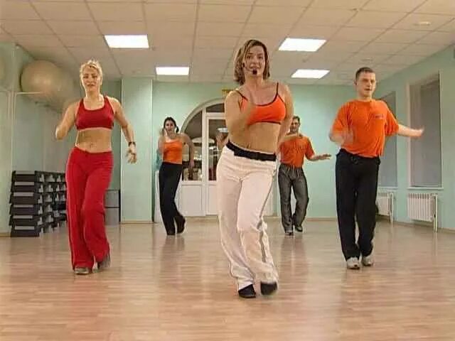 Танец для начинающих урок 1. Танцевальные движения для похудения. Фитнес аэробика. Танцы среднего возраста. Танцы для похудения в домашних.