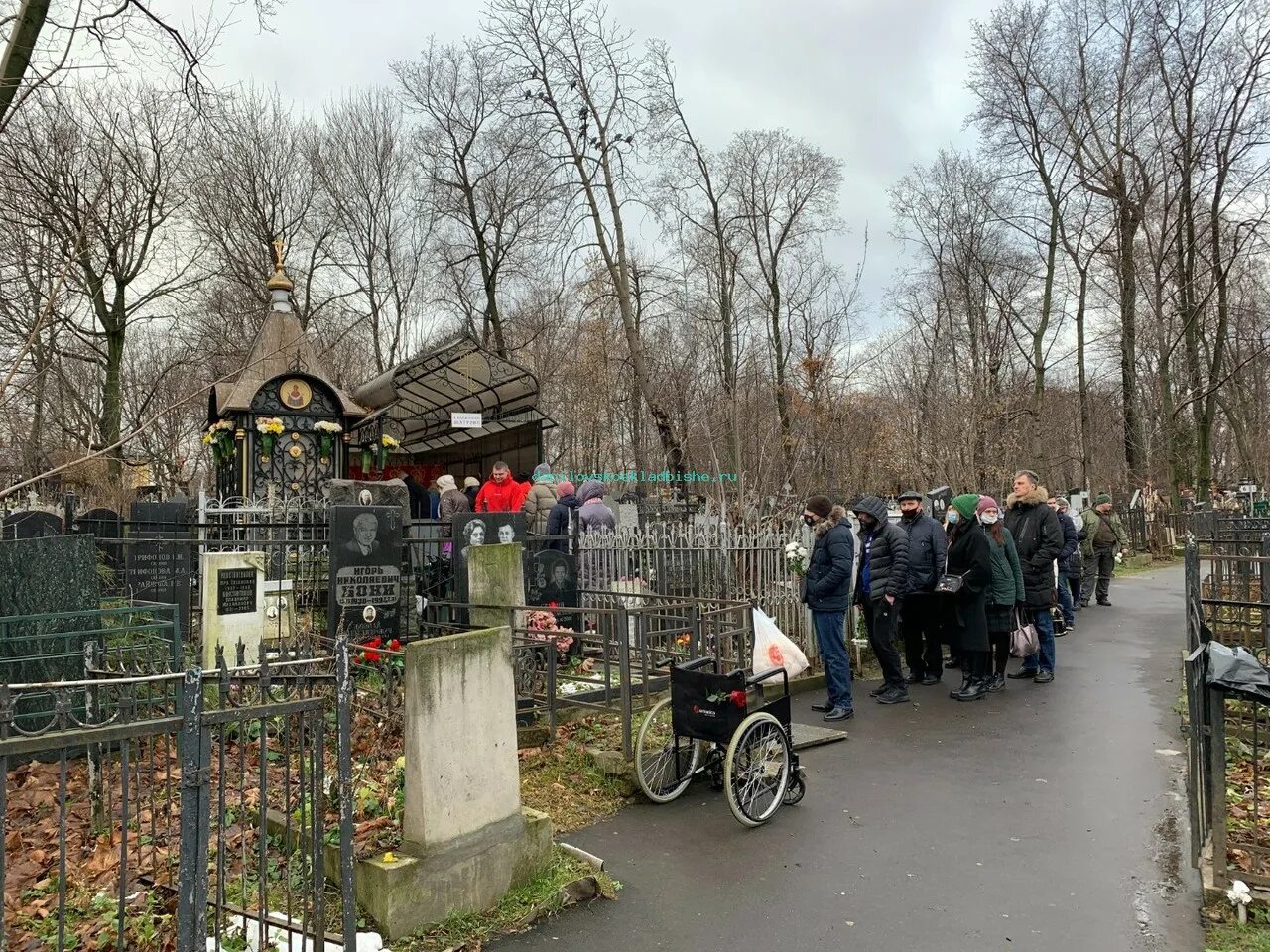 Матронушка похоронена. Кладбище Матроны Московской. Даниловское кладбище Матрона Московская. Могила Матроны Московской на Даниловском кладбище. Могила Святой Матроны на Даниловском кладбище.