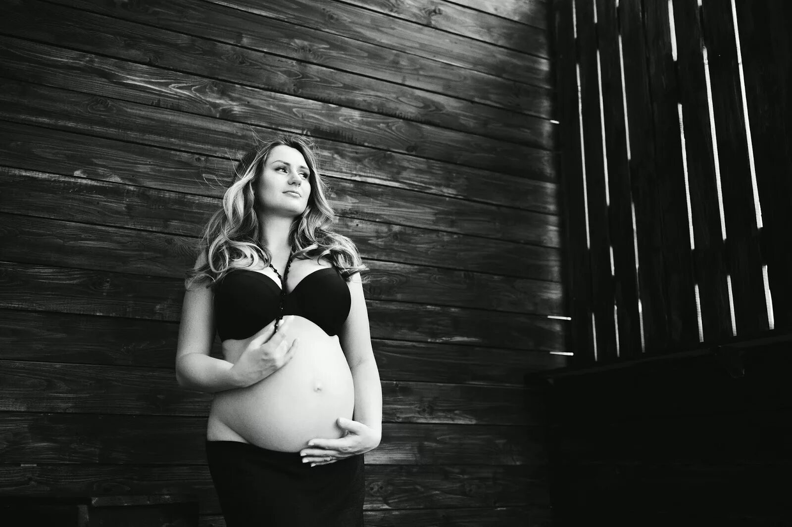 Фотограф беременность. Темная фотосессия беременной. Фотосессия в черных тонах беременная. Фотосессия в черно белом цвете беременным. Известные фотографы беременных.