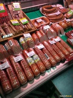 Ассортимент колбасы в магазине