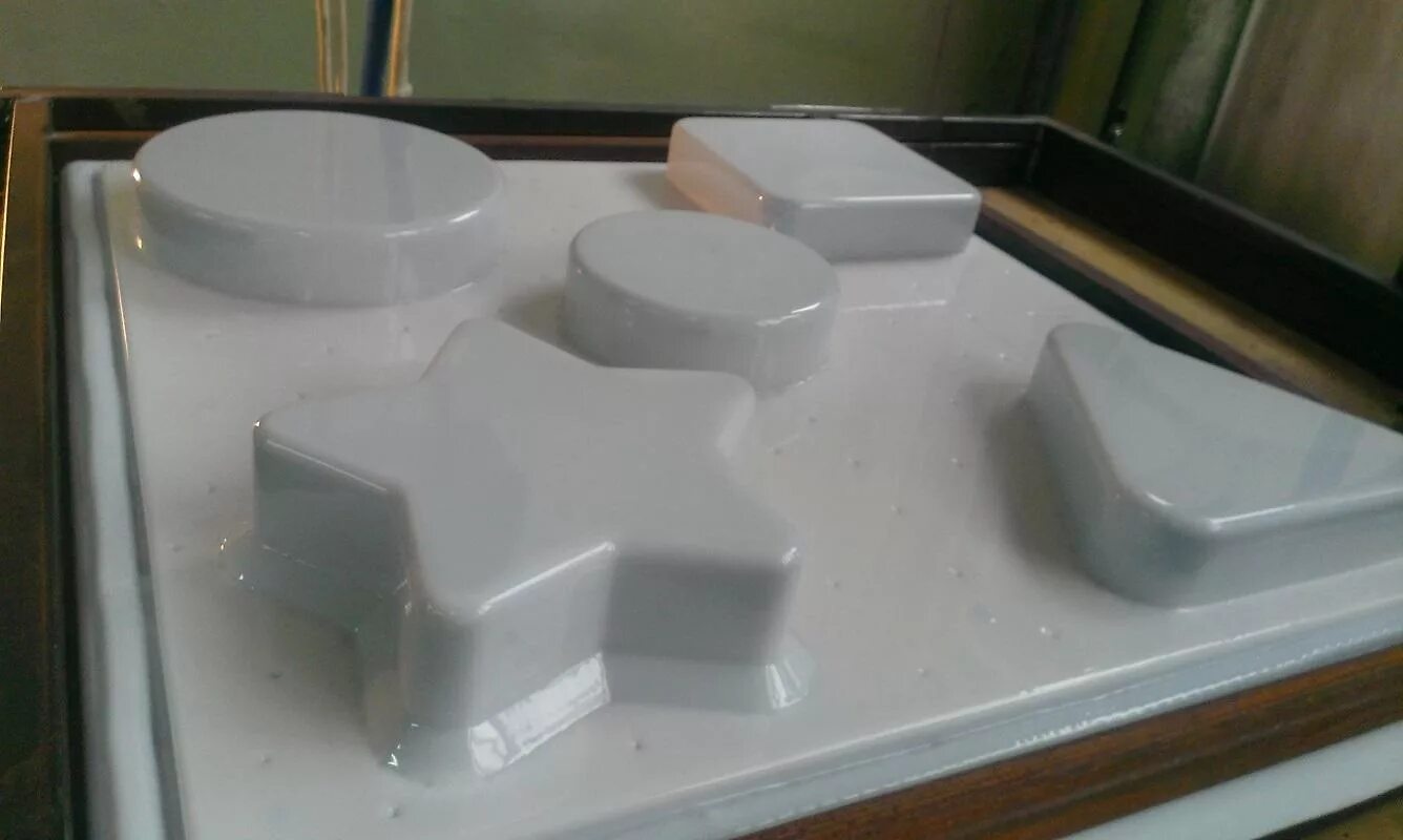 Вакуумная формовка абс. Вакуумная формовка абс пластика. матрица для вакуумной формовки пластика. формовка пэт пластика. вакуумная формовка пвх пластика.