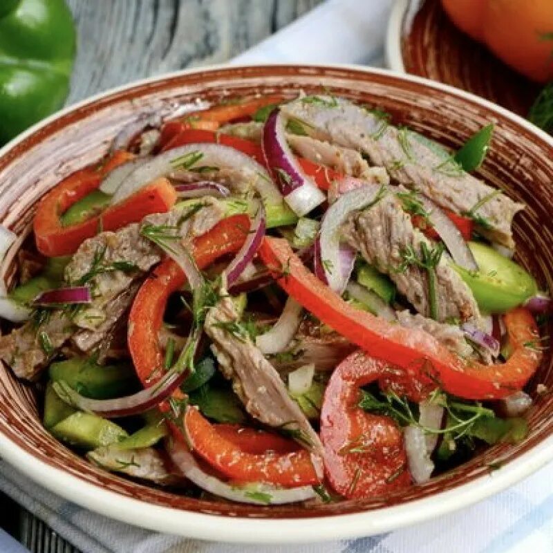 Салат баку с говядиной. Рецепт салат болгарский перец с мясом. Рецепт салат болгарский перец с мясом. Салат из говядины и болгарским перцем. Тайский салат с говядиной.