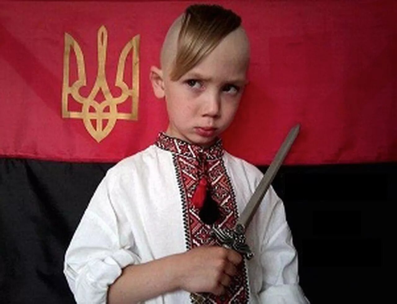 Прически украинских националистов. Москалей на ножи. Украинские дети националисты. Бандеровская прическа. Маленькие украинцы