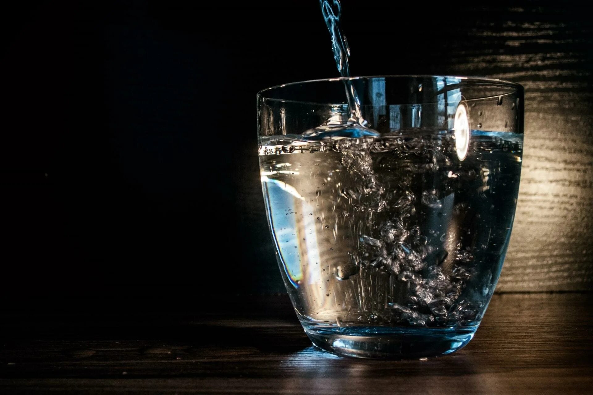 Стакан воды. Бокалы для воды. Горячая вода в стакане. Красивые стаканы для воды. В стакане воды содержится