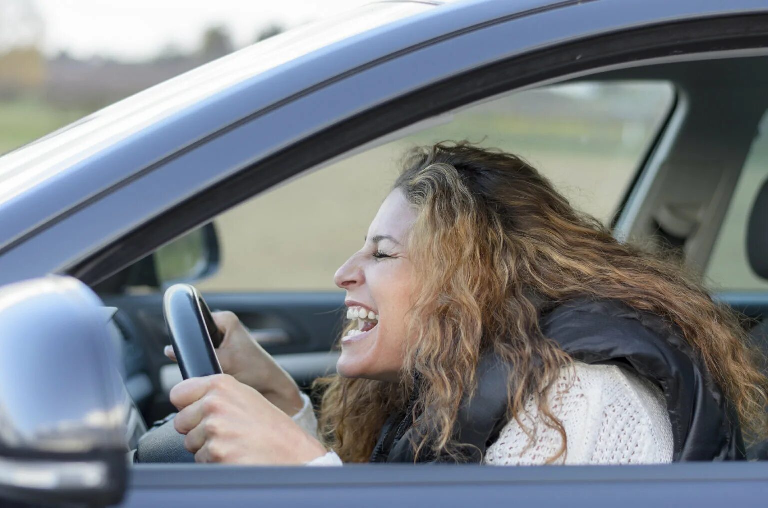 Drive a car she напиши. Женщина водит машину Ржавыю. Женщина водит машину ржавыюд. She Drives her hair картинка. Car was very jittery.