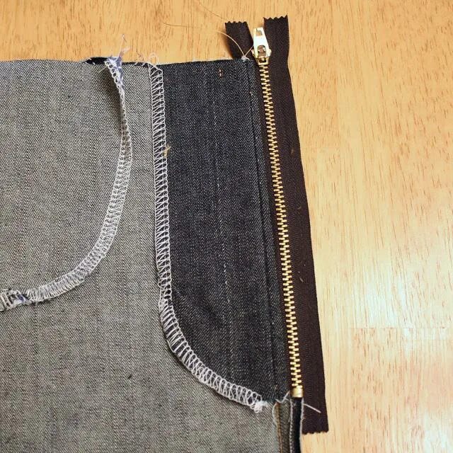 Вшить молнию в брюки с гульфиком. Вшить молнию в брюки мужские. Схема притачивания потайной молнии. Молния гульфик в женских брюках. Застежка гульфик.