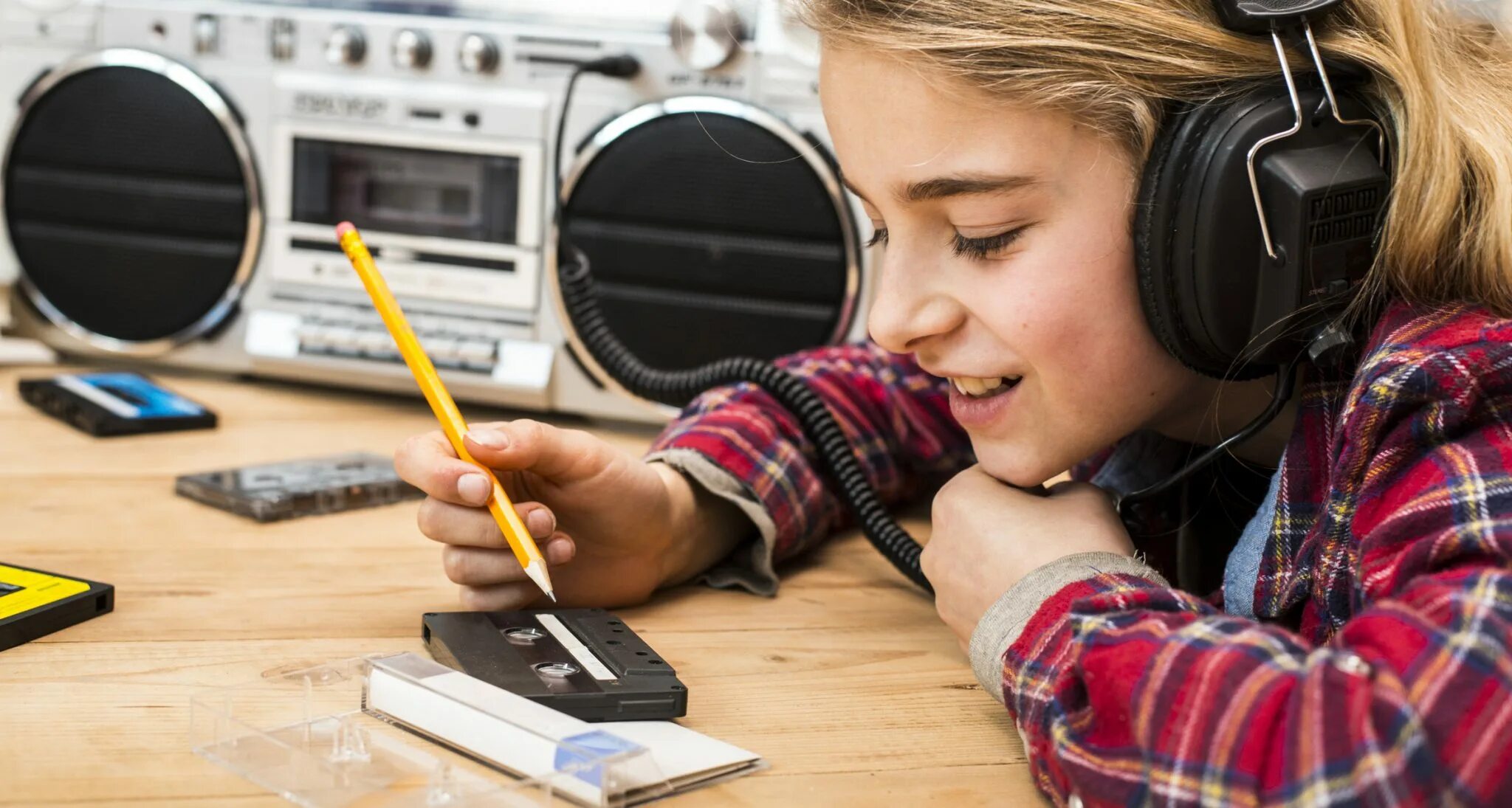 Фотосессия в комнате подростка с кассетным плеером. A girl Listening to Music on Headphones. Силуэт человека с магнитофоном. Woman Listening to Music on Radio. She listens to the radio