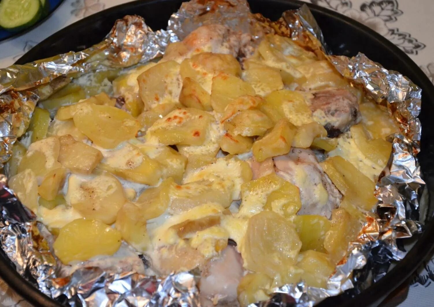 Голень индейки в духовке. Курица с картошкой в фольге. Куриное филе в картошке в фольге. Куриное филе в картошке в фольге. Куриная грудка запеченная в фольге.