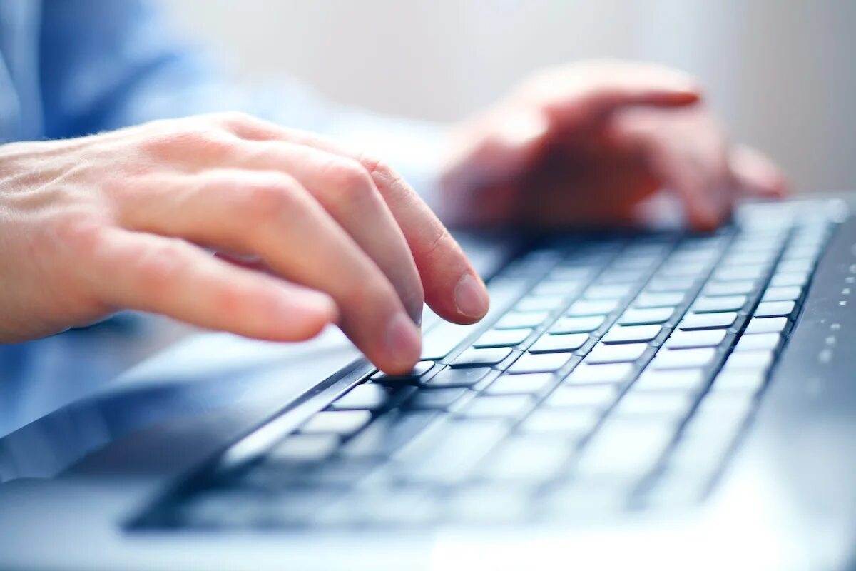 Сайты ч работой. Руки за клавиатурой. Профессия веб дизайнер. Сайты ч работой. Женщина в офисе.