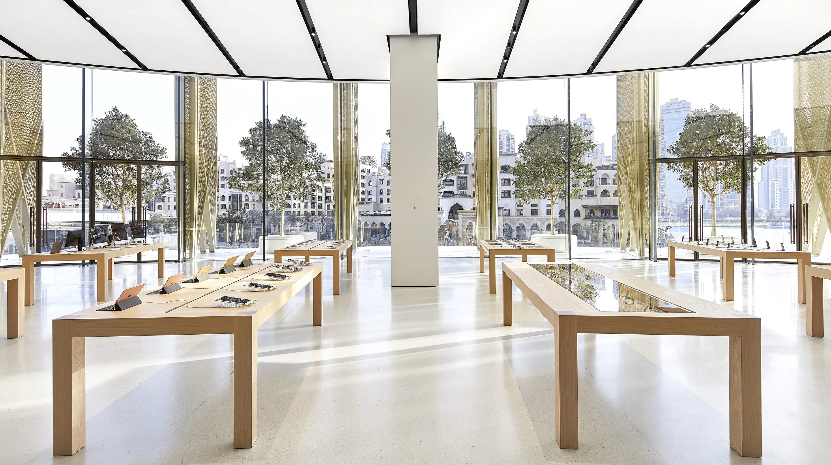 Apple store в дубае. Apple store в дубае. Apple в дубай молл. Эпл стор в дубае. Дубай молл apple store.