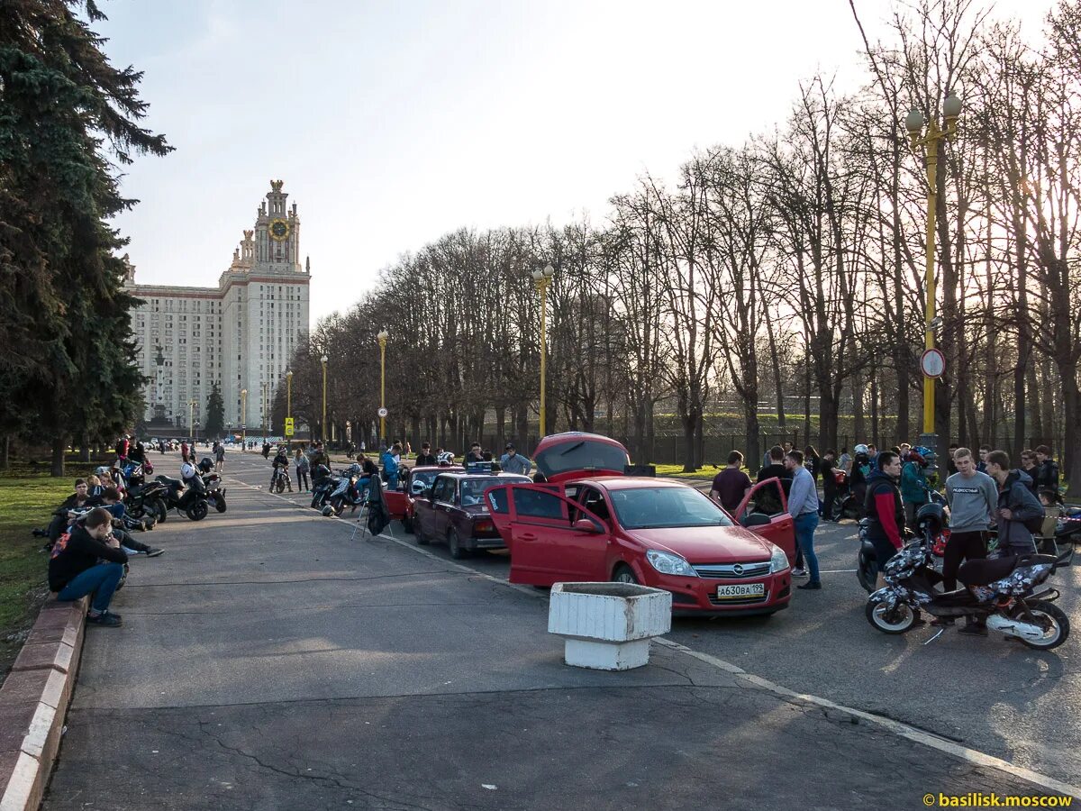 Воробьевы горы москва площадка. Воробьевы горы сходка. Воробьёвы горы Москва. Смотровая Воробьевы горы. Леданов Воробьевы горы.