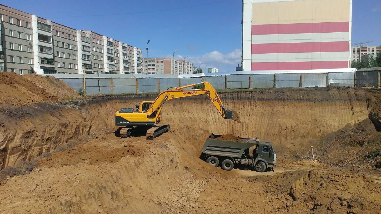 Разработка котлована здание. Разработка котлована. строительный котлован. рытье котлована. разработка котлована под фундамент.
