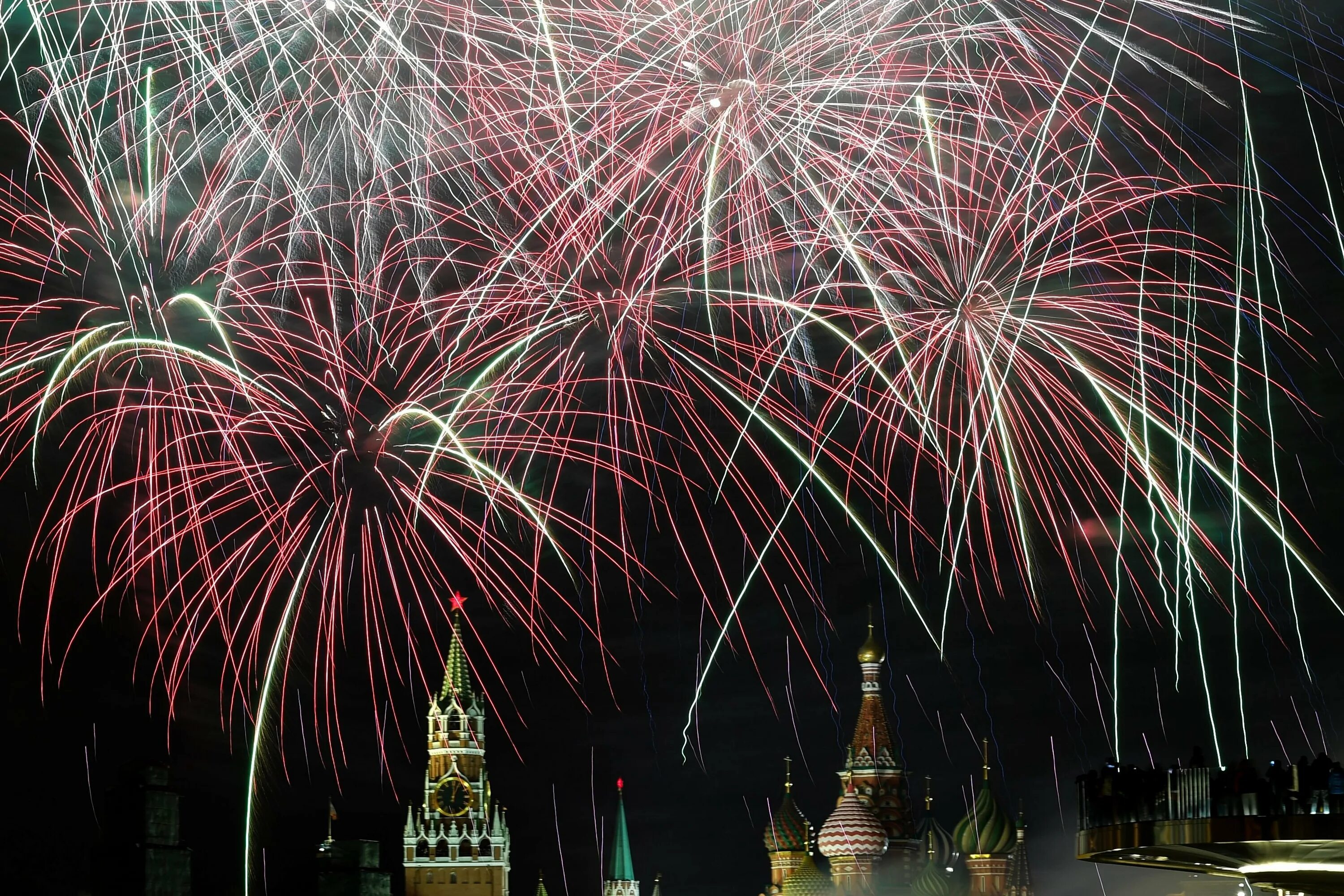 Салюты салюты над отчизной. Московский Кремль салют. Москва храм Василия Блаженного салют. Салют на красной площади 9 мая. Салют Варшава.