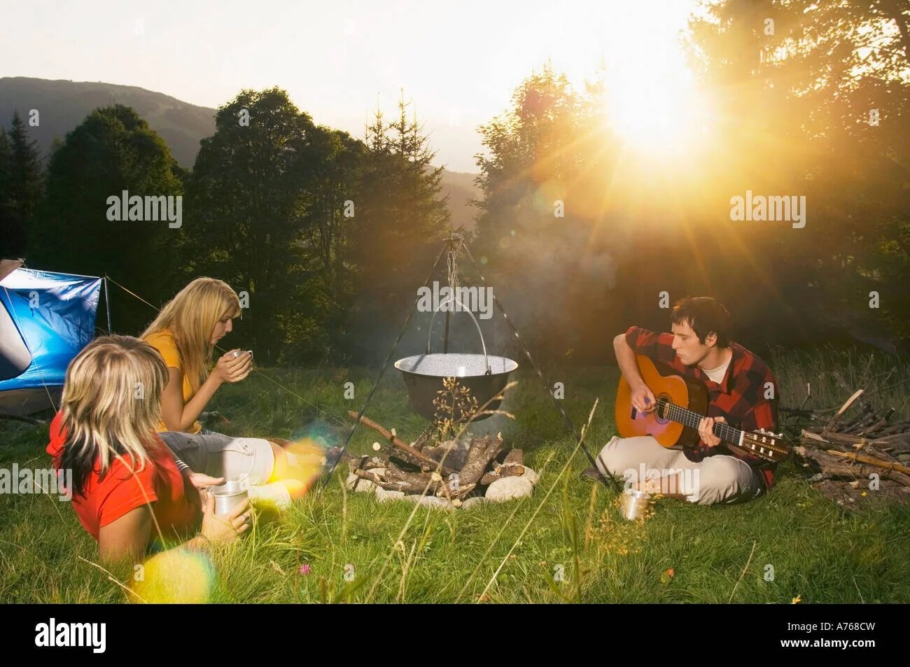 Палатка на природе. Поход с ночевкой. Туристы на отдыхе на природе. Туризм с палатками. Треккинг хайкинг.