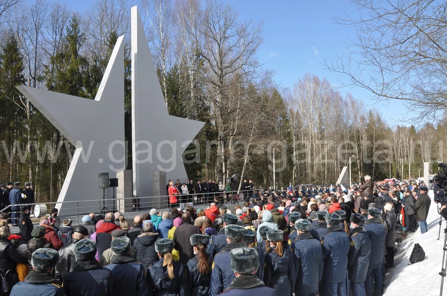 3 ноября 2019 день. Мемориал Гагарина в Киржаче. Мемориал Гагарина и Серегина Киржач. Мемориал Юрия Гагарина в Киржаче. Мемориал памяти Гагарина и Серегина.