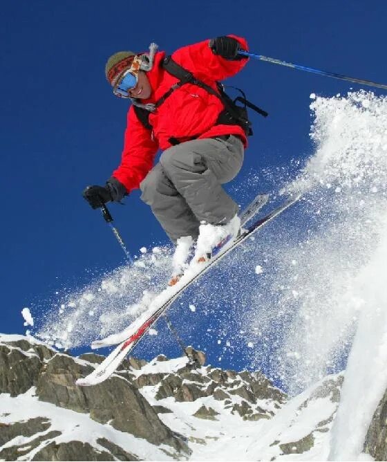 Ski adventure. Лыжи в руках.