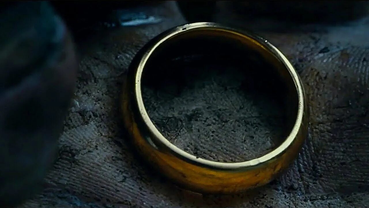 Найди властелин колец. Бильбо и кольцо всевластия. Исильдур и кольцо всевластия. Властелин колец Бильбо нашел кольцо. Властелин колец кольцо.