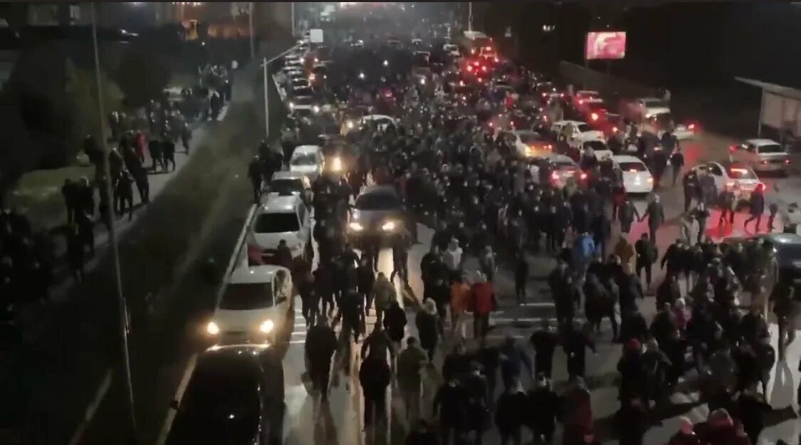 Видео где террорист ест свое ухо крокус. Протесты в Казахстане. Митинг в Казахстане январь 2022. Протесты в Казахстане 2022. Митинг Казахстана 2022 4 января.