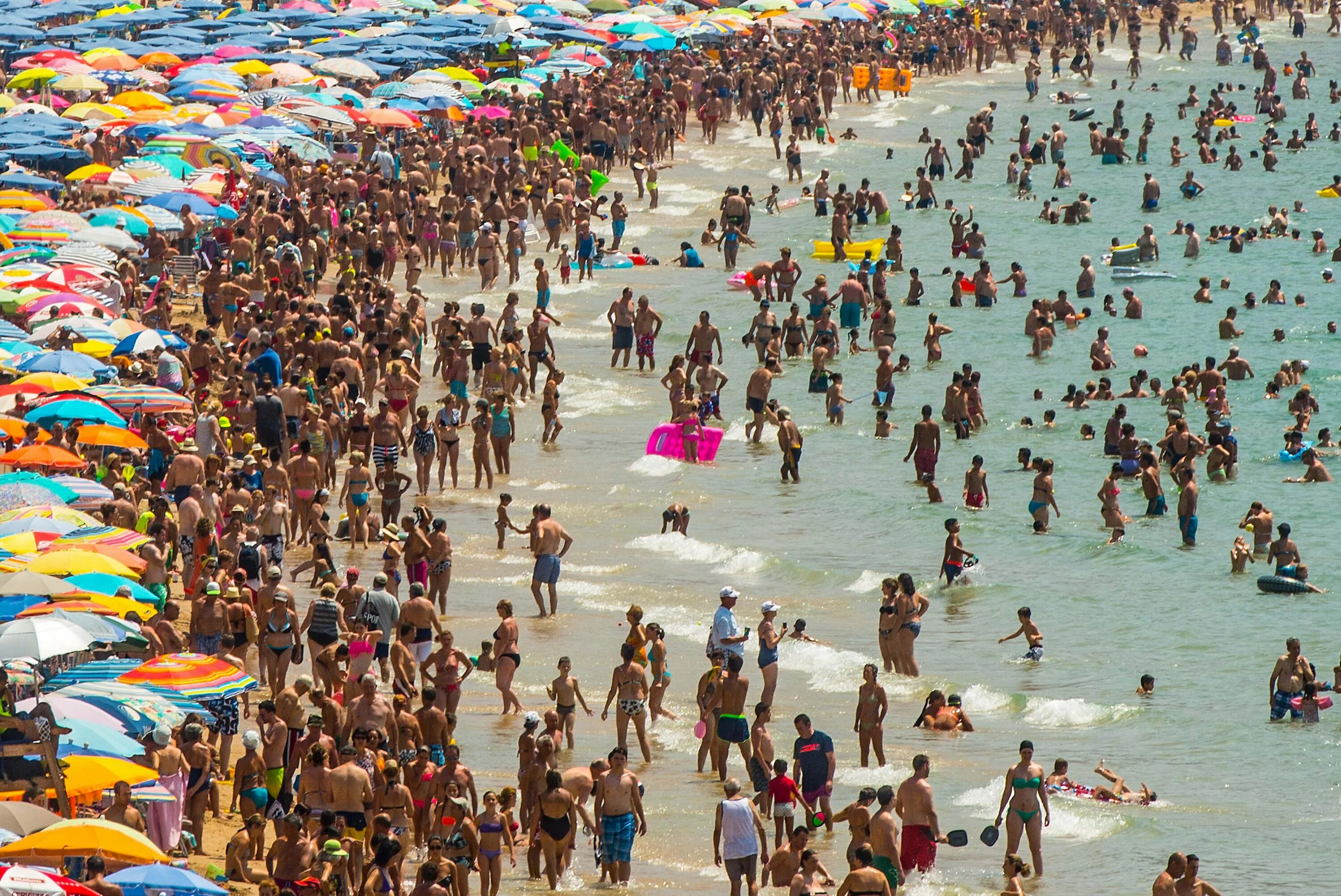 So many people used. Люди на пляже. Многолюдный пляж. Много людей на пляже. Самый многолюдный пляж.