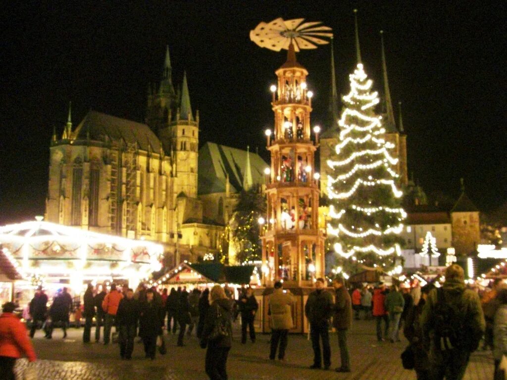 Как празднуют новый год в германии. Рождественская пирамида Эрфурт. Рождественские традиции елка в Германии. Вайнахтен в Халле Германия. Символы нового года в Германии.