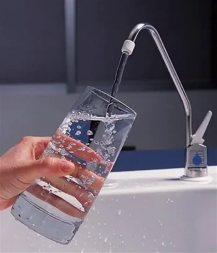 Вода из под крана. Питьевая вода. Чистая питьевая вода. Вода льющаяся в стакан из крана фото. Чистая вода из под крана.