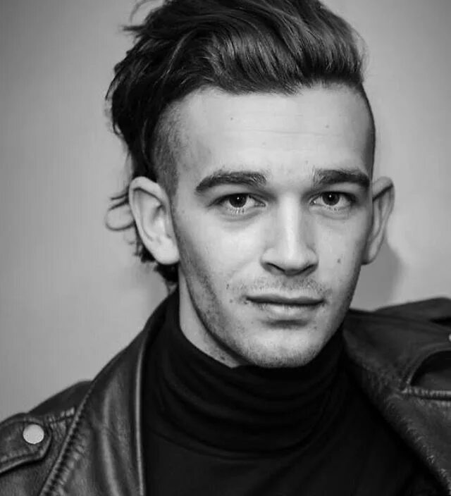 Мэтью хили 1975. The 1975 солист. Мэтти хили. Мэтти хили. Мэттью хили с кудрями.