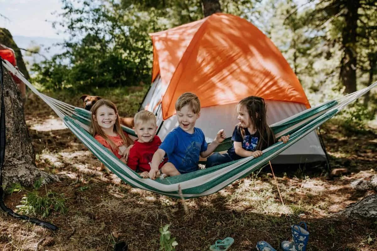 Camping for kids. Кемпинг с детьми. Activity Camp. Family with Kids Outdoor Camping. Enjoy nature Camping Kids.