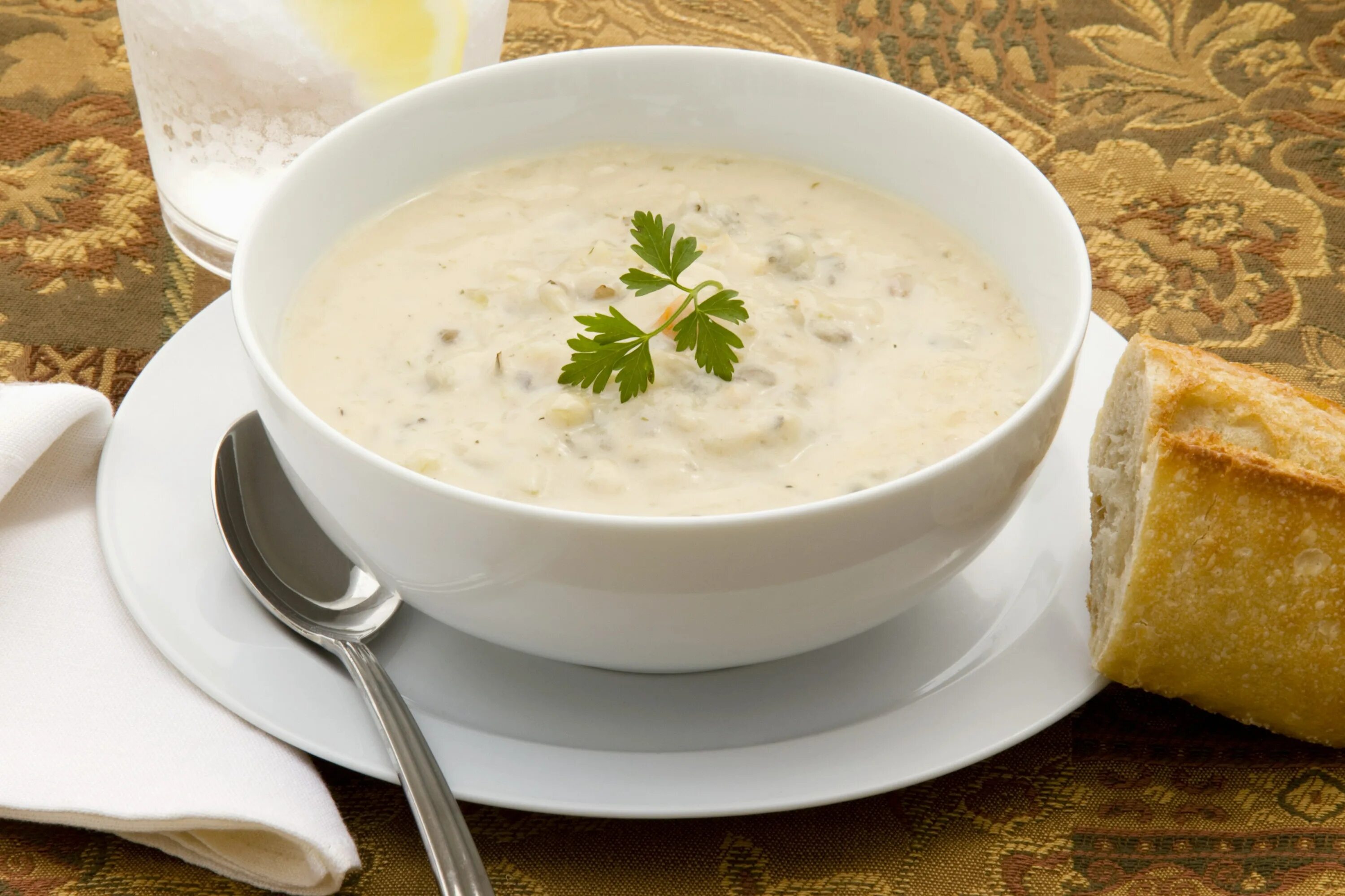 Сливочный суп пюре. Tavuksuyu corba. сливочный суп с курицей. сливочный куриный суп. суп пюре с индейкой.