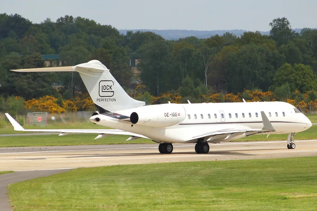 Global express. Самолёт bombardier global express xrs. bombardier global 5000. бомбардир глобал экспресс xrs. bombardier ra 235.