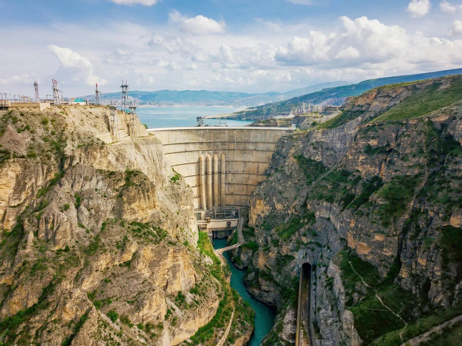 Дагестан отдых где остановиться. Чиркейская ГЭС И водохранилище. Дагестан ГЭС Сулакский каньон. Чиркейское водохранилище и Сулакский каньон. Чиркейская ГЭС В Дагестане.