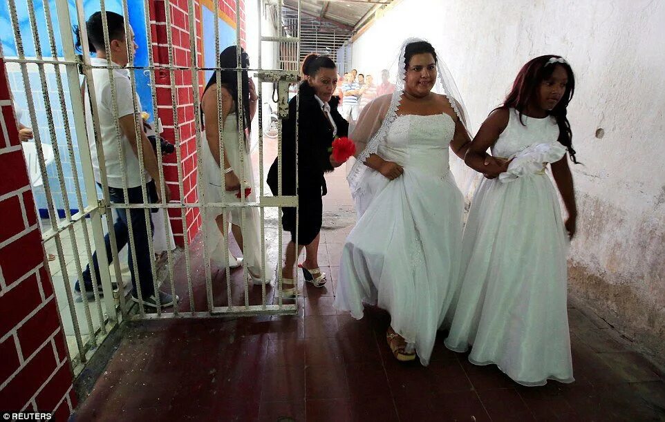 Свадьба в тюрьме. Свадебное платье в тюрьме. Свадьба за решеткой. Свадьба в СИЗО.