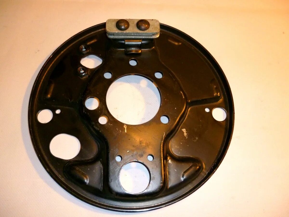 Щит заднего тормоза газ 3302-3502013 левый. 3302-3502013 щит заднего тормоза правый газель 3302. Опорный диск газель задний левый. Опорный диск газель задний. Щит опорный заднего тормоза газель 3302.