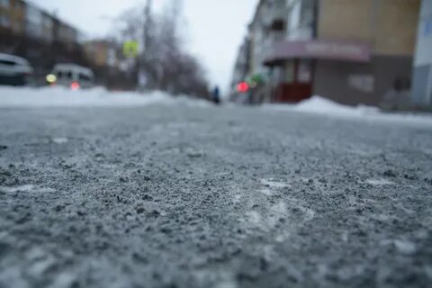 Чем посыпают тротуары