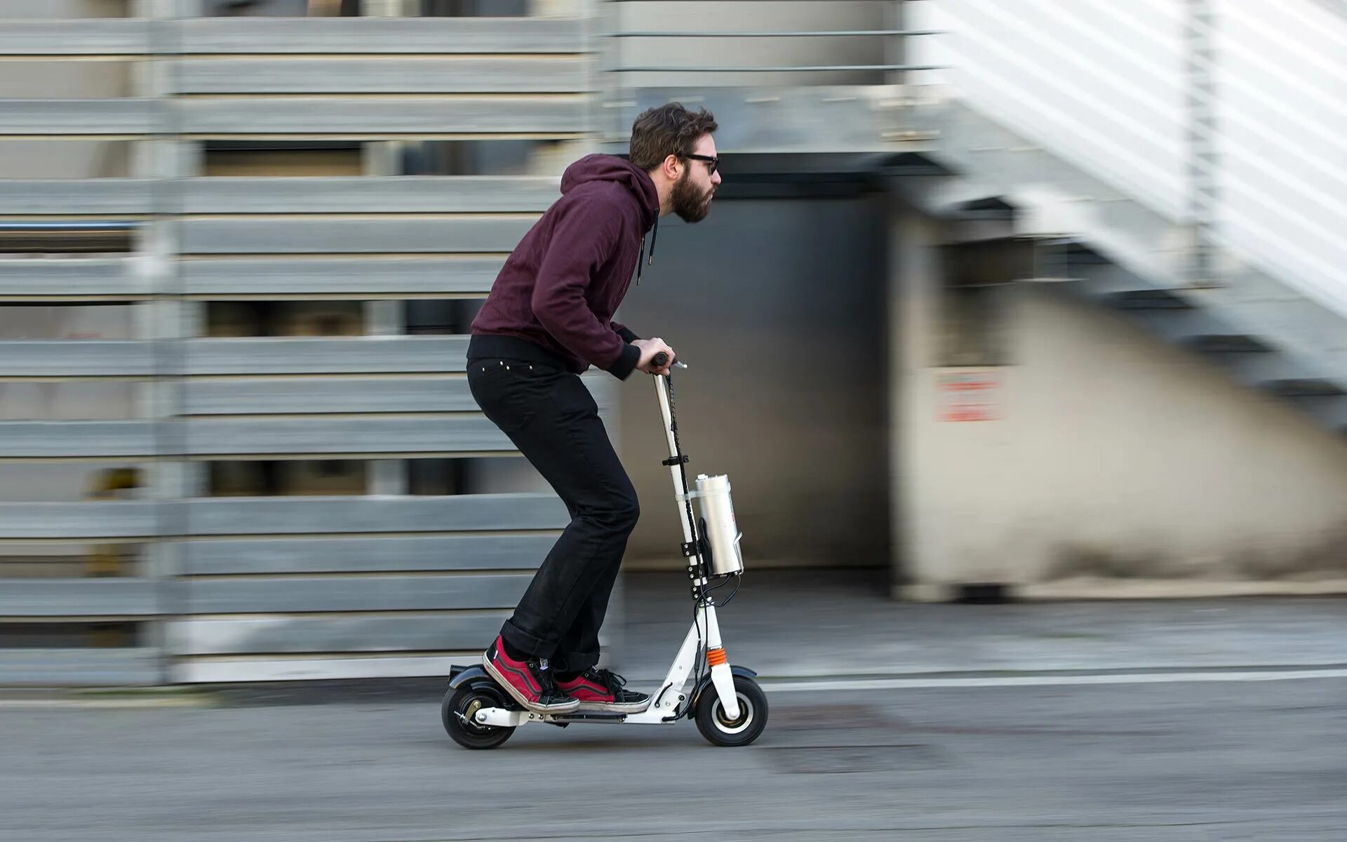 Электросамокат на дороге. Электросамокат скорость. Скорость электросамоката. Самокат для взрослых. Электросамакаты на дороге.