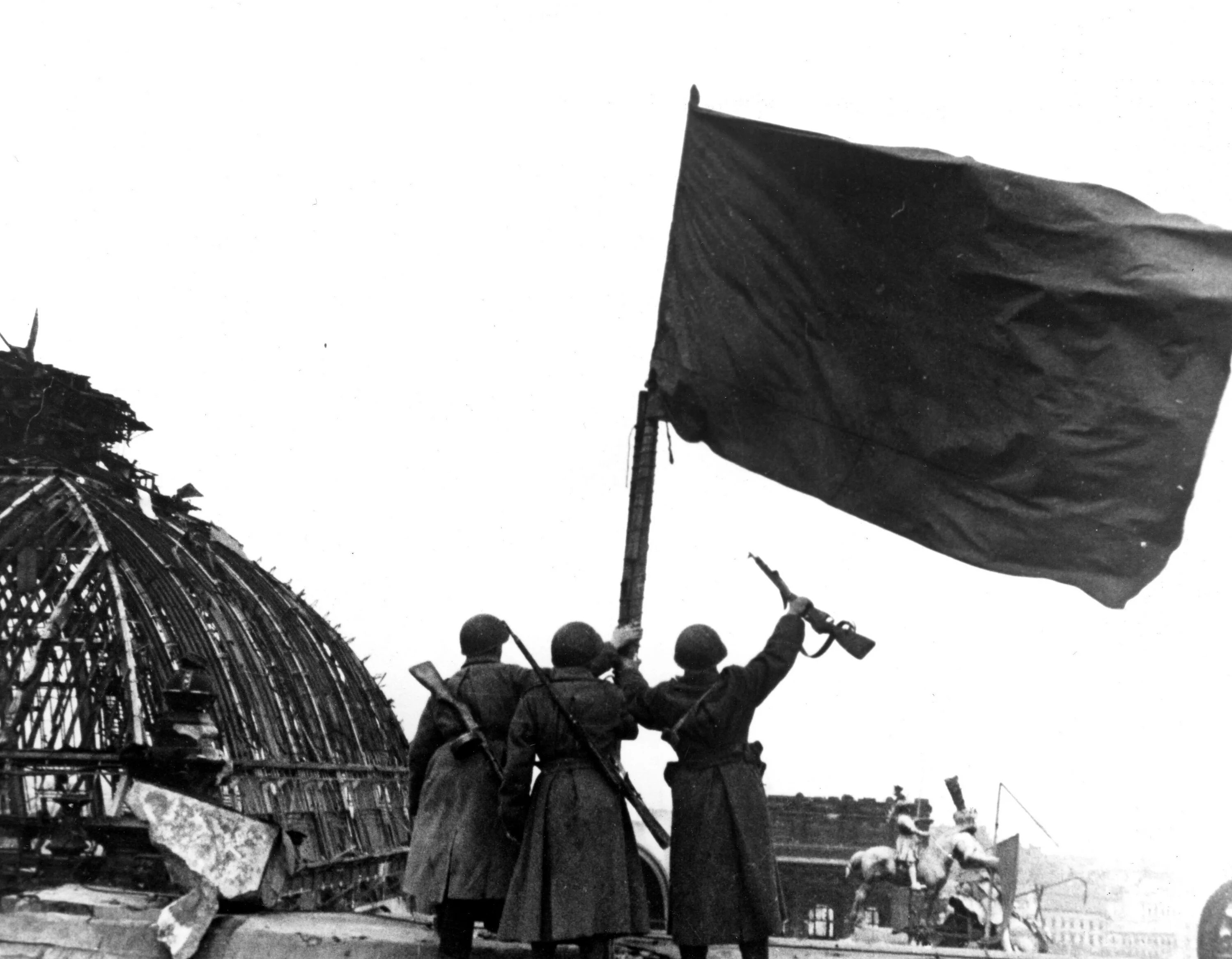 Знамена великой победы. Знамя победы над рейхстагом. рейхстаг 1945 знамя. красное знамя на рейхстаге. водружение знамени на рейхстаг.