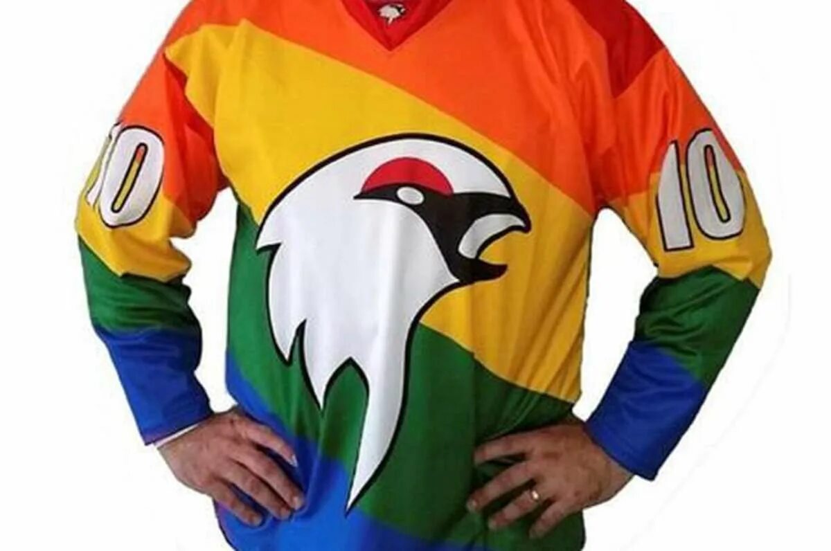 Радужная форма. Радужные ленточки рисунок. Разноцветный костюм мужской. Футбольная форма lgbt. Радужная форма футбольная.