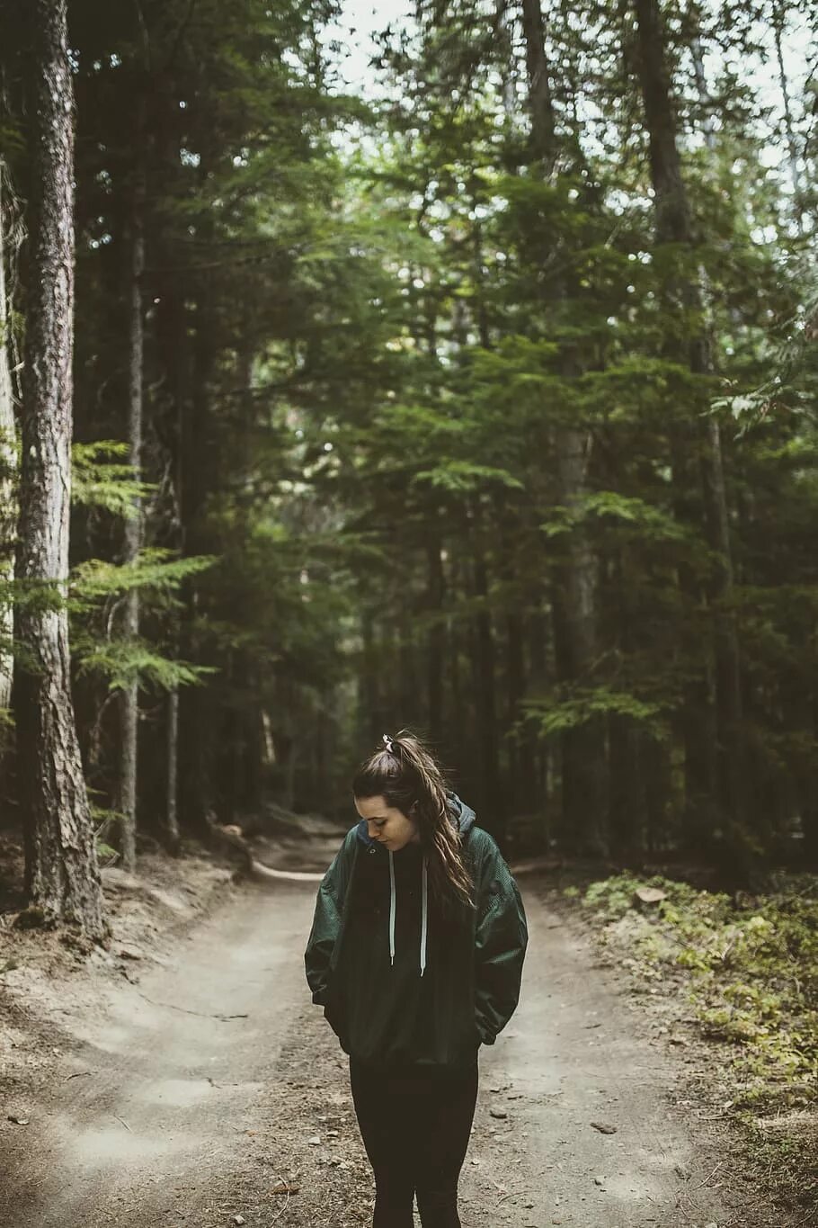 Фотосессия в лесу. Прогулки по лесу. Девушка в лесу. Человек в лесу. Полненькую в лесу