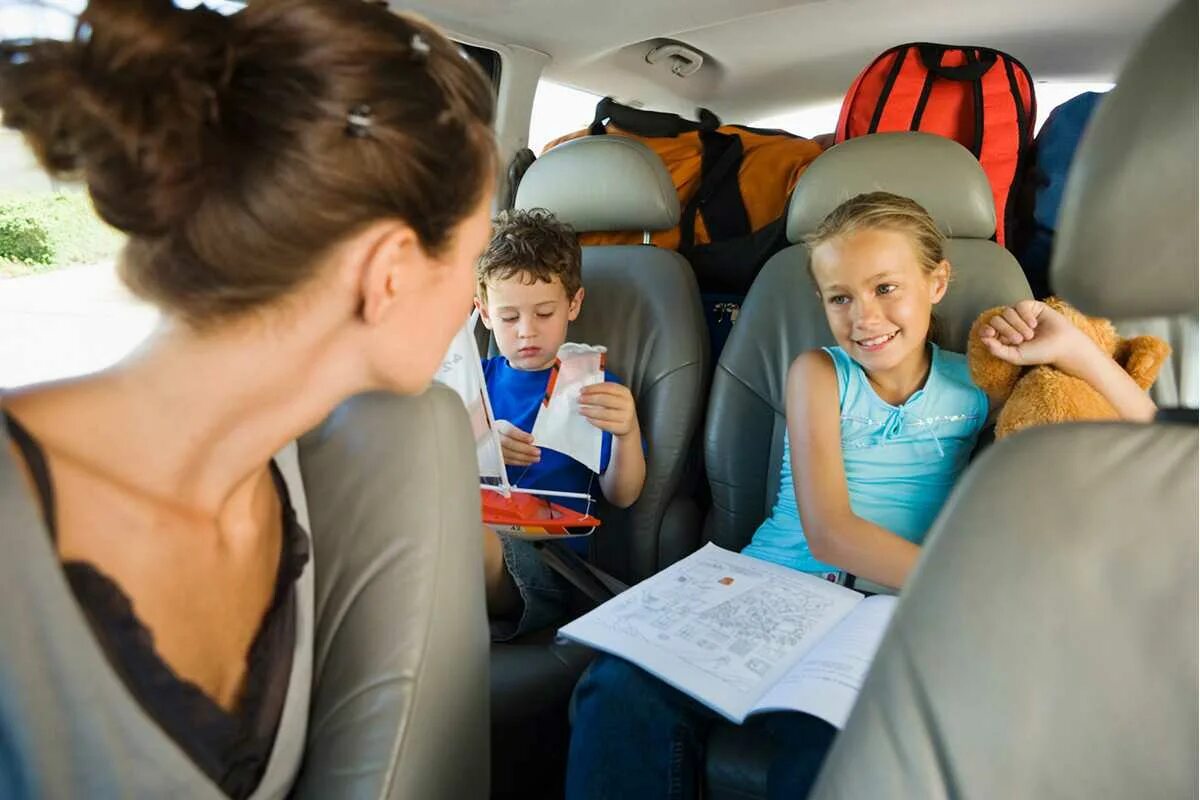 Путешествие какого года. Путешествие с детьми. Дети на дороге. Дети путешествуют. Путешествие с ребенком на автомобиле.