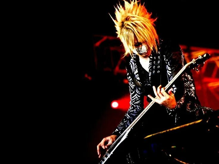 Басист рейта. Рейта the gazette. группа the gazette 2025. the gazette reita 2025. the gazette 2025.
