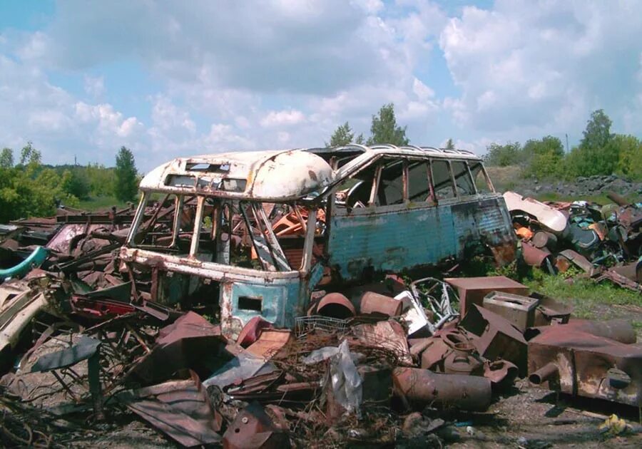 Металлолом автобусов. Утилизация автобусов. Свалка старых автобусов. Автобус ПАЗ на металлолом.