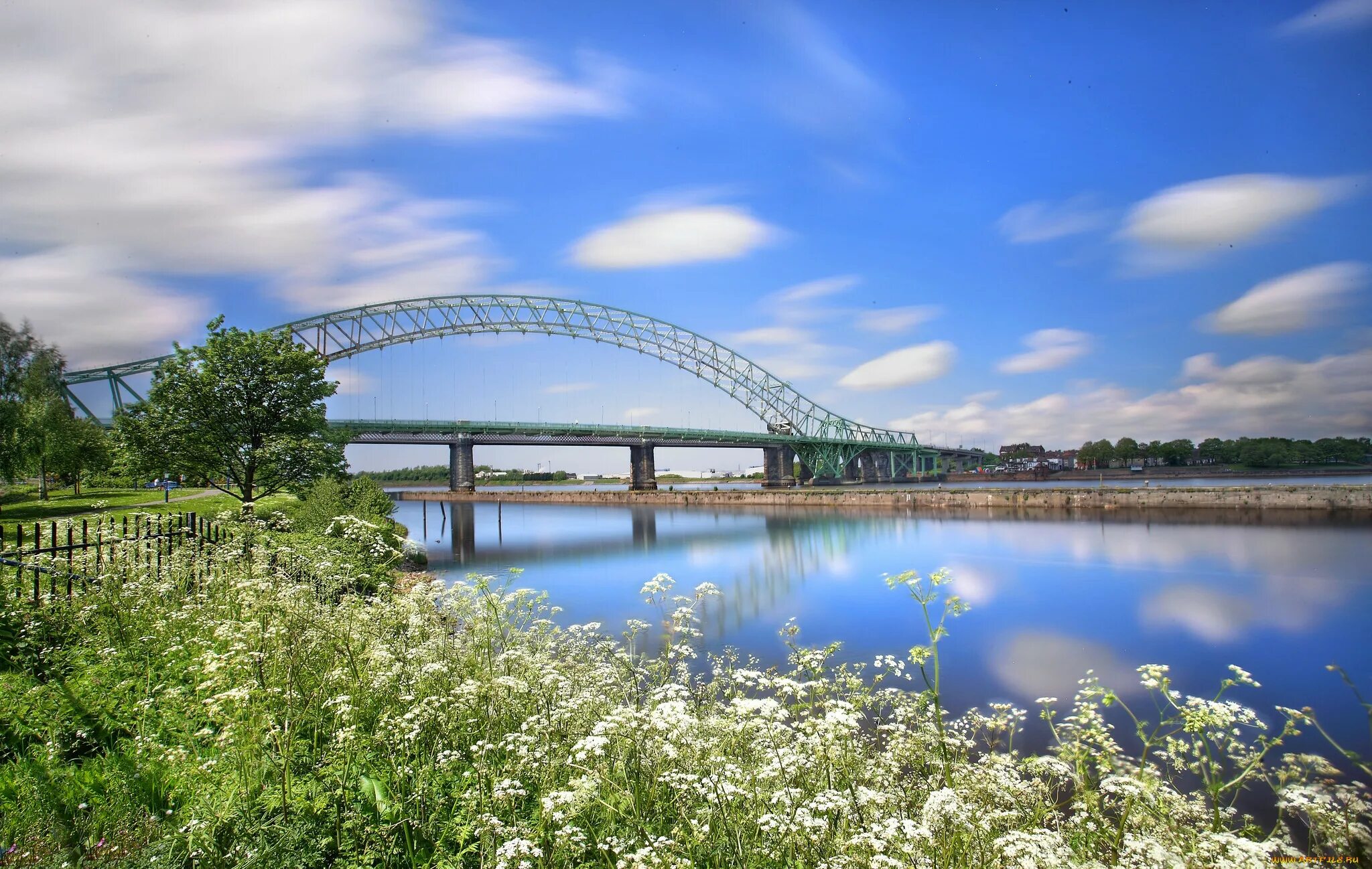 Протекала речка через речку мост. Ранкорн мост. Мост на реке. Мост через цветы. Мост с цветами.