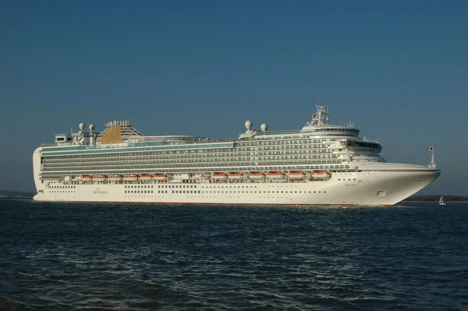 Aidabella круизное судно. Астория теплоход круизный. Самыкруизный дайнер azura фото. Круизный лайнер в санкт-петербурге 2005. Круизы.