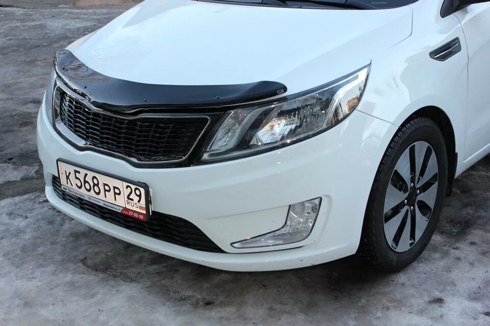 Дефлектор киа рио 3. Дефлектор капота Kia Rio IV. Kia Rio 2012 дефлектор капота. Мухобойка Kia Rio 4. Дефлекторы Киа Рио 2.