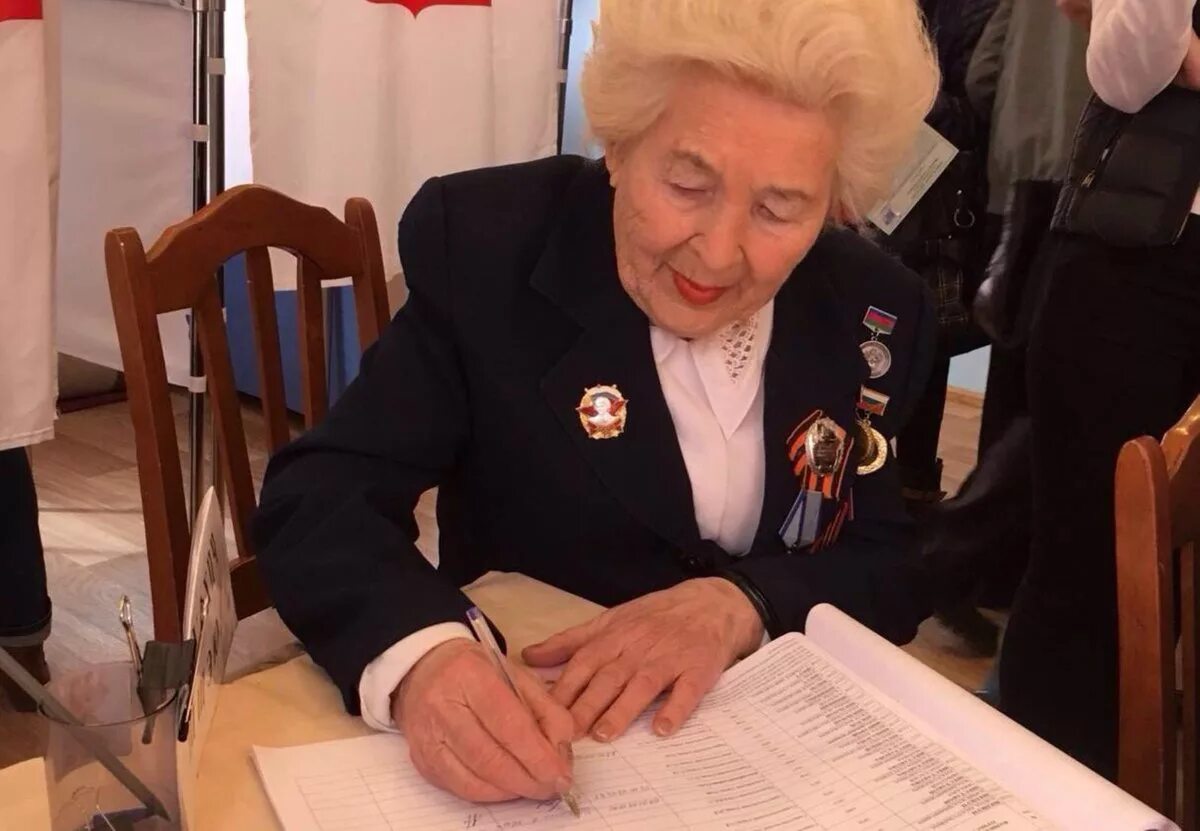 Неработающие ветераны труда. Звание ветеран труда медаль. Статус ветерана. Медаль ветеран труда. Ветеран труда человек.