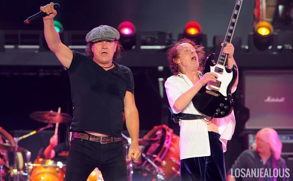 Ac dc концерт. Концерт ac dc 2020. Ac dc концерт. Группа ас дс 1980. Ac dc angus young 1990.