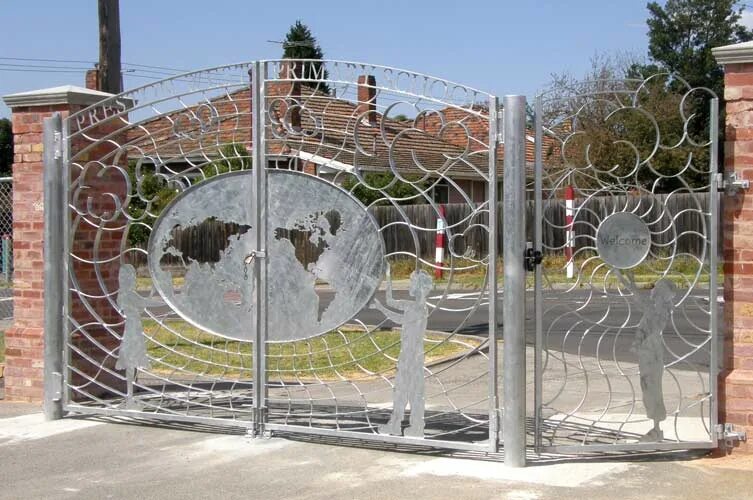 калитка в школу. ворота решетчатые распашные. ворота школы. ворота школы. ворота для образовательных учреждений.