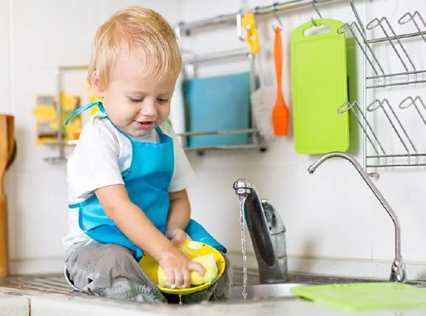 Мальчик помогает маме. Ребенок моет посуду. Помогать маме по дому. Мытье посуды для детей. Самостоятельность маленьких детей.