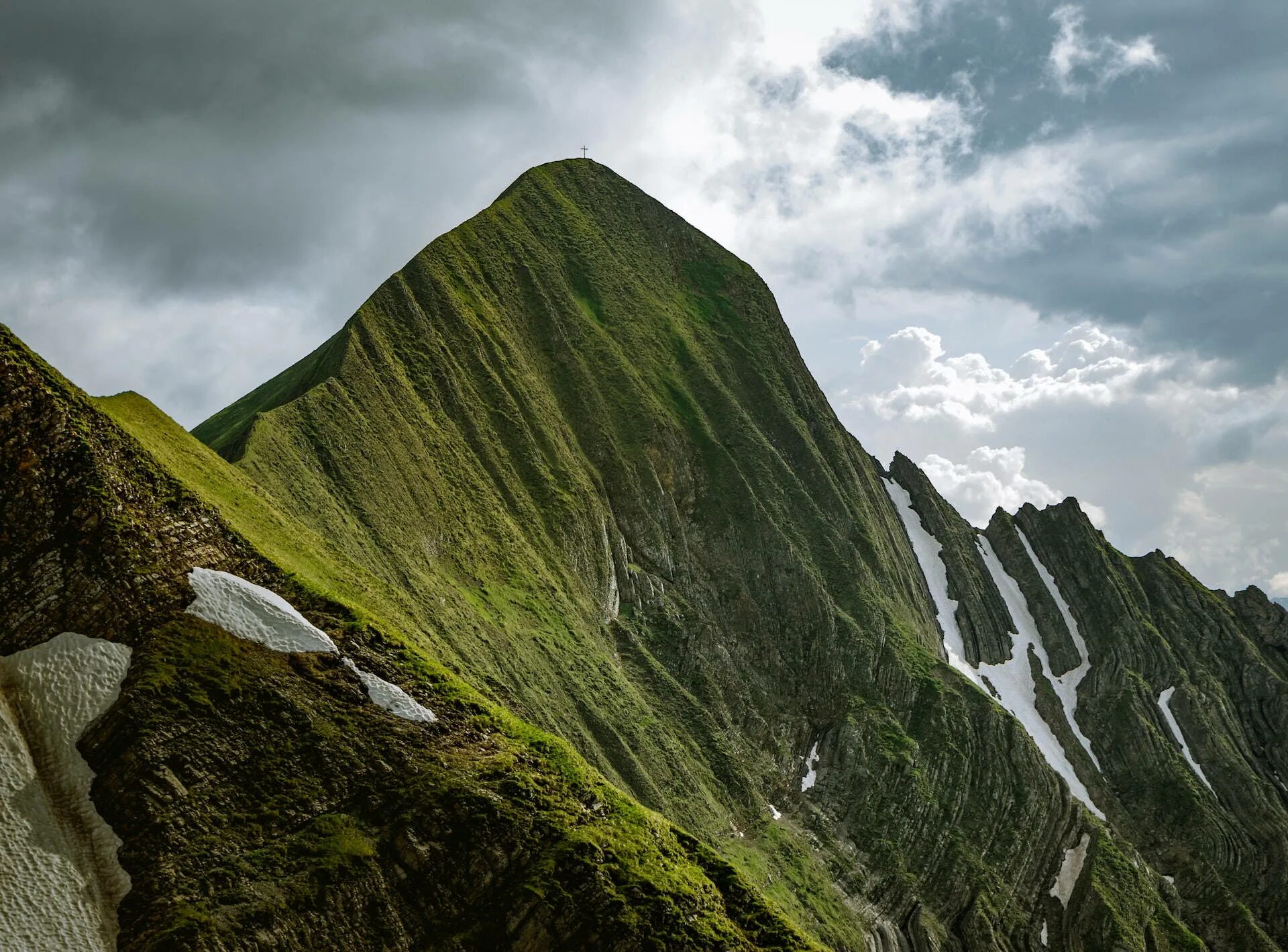 Горы спокойствие. Mountain перевод. Домик в горах. Зеленые горы. Гора маттерхорн 4k.