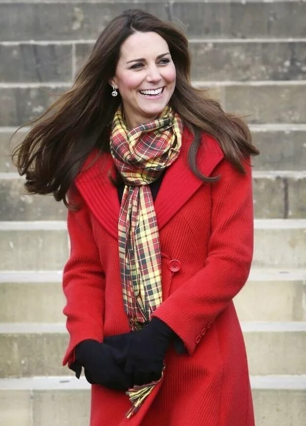 Пальто с шарфом. Какой шарф подойдет под. Кейт миддлтон в красном пиджаке. Шарф к бордовому пальто. Косуха с шарфом.