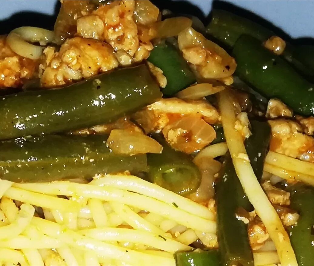 Фарш с фасолью стручковой. Спаржевая фасоль спагетти. спагетти со стручковой фасолью. стручковая фасоль с фаршем. макароны с фаршем и фасолью.